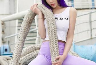 舞鞋在禁闭，爱丝写真里光线的微妙游走。