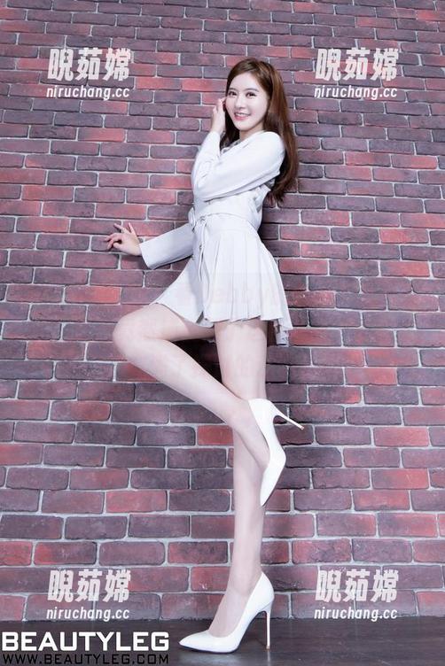 Beautyleg - 看Debby的红裙，自带光环！原图竟然捕捉到了这种气场，图片里充满了探讨的意味。