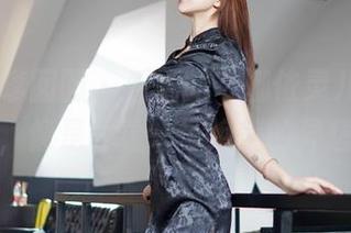 Feilin嗲囡囡 – 看她的“娜依灵儿制服”写真，像是在看一场绝美的异想天开