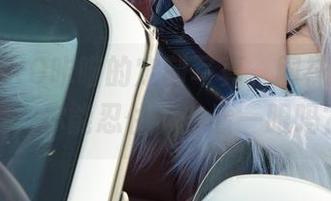 KANEKO咔喵的定制写真，网袜的极简美，你能忍住不多看一眼吗？