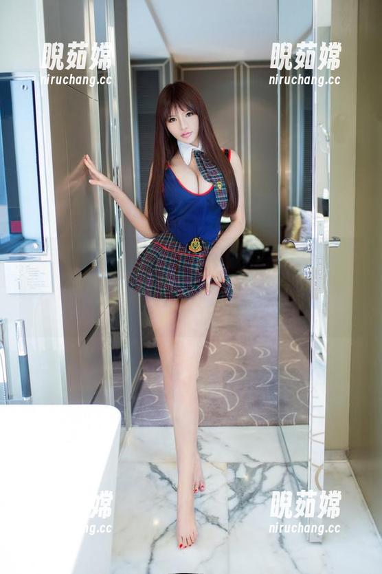 TuiGirl-何奕恋 TuiGirl - 是我眼花了,还是何奕恋的美足在邀请我?原图不敢相信这双脚的存在!