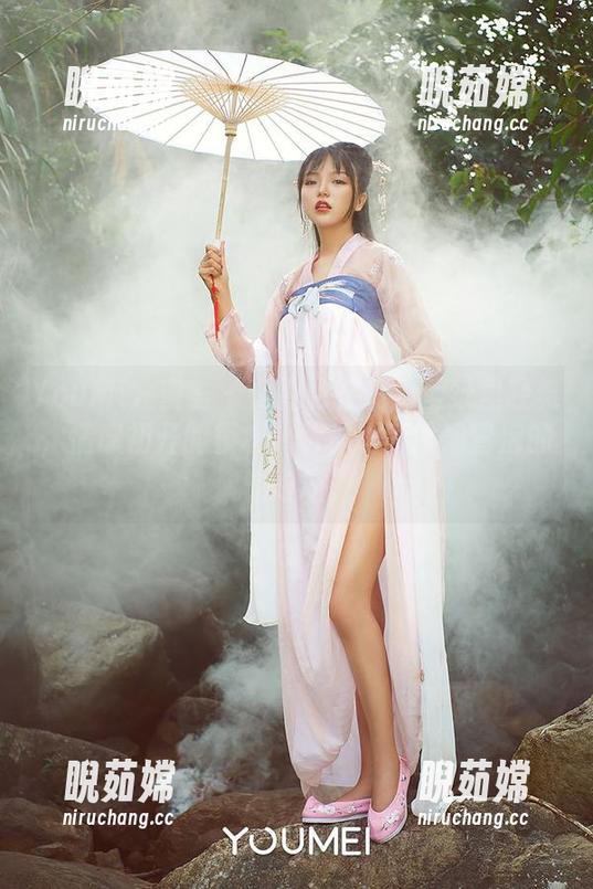 YouMi尤蜜荟 - 何嘉颖在高清壁纸里轻舞，情感初开的模样，恰似咕噜咕噜冒泡的气泡糖。