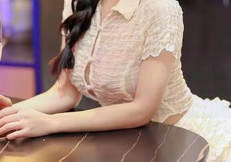 YouMi尤蜜荟 – 周大萌的最新写真集：有没有想过，女神也会吃零食？