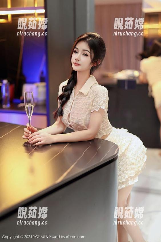 YouMi尤蜜荟-周大萌 YouMi尤蜜荟 - 周大萌的最新写真集:有没有想过,女神也会吃零食?