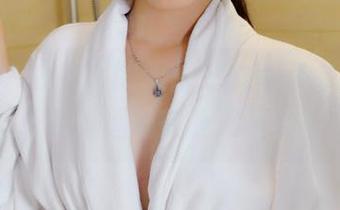 pans – 在安妮的天台上，壁纸比人还抢眼，难道她在争风吃醋？