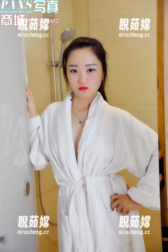 pans-安妮 pans - 在安妮的天台上,壁纸比人还抢眼,难道她在争风吃醋?