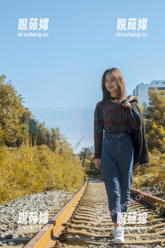 partycat轰趴猫-杨晨晨sugar partycat轰趴猫 - 杨晨晨sugar的女仆套图,偶尔透出点小顽皮的暗示。