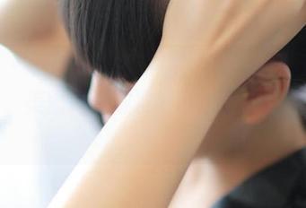 rosi – 小莉的白裙写真，风吹得好像她在跳舞，美图真是激发好奇心的技能点满满！