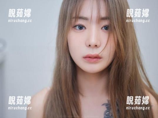 wuyo(우요)的泳衣照片：她究竟在cos哪个传说中的水獺呀？一看就是水中狩猎高手！