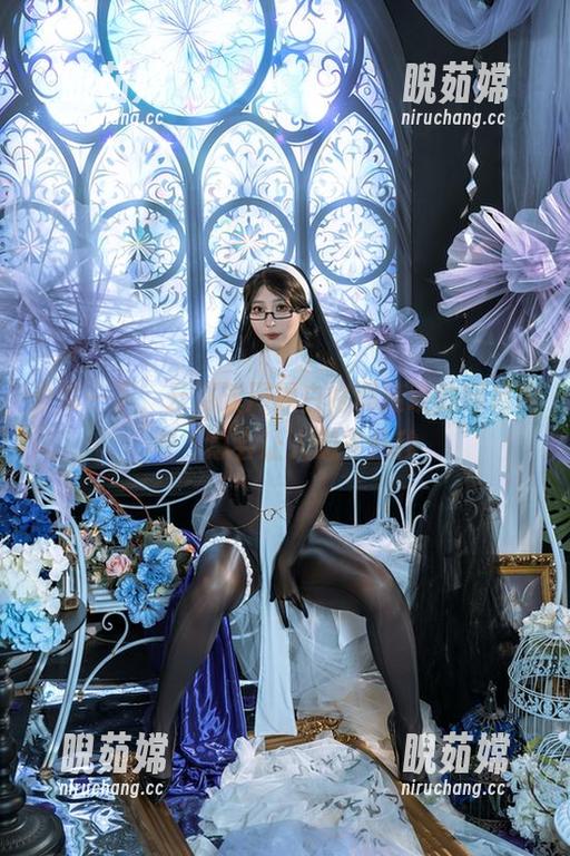 分享一下，云溪溪用黑白格调掩映的绿色内衣，总会让人想多几秒