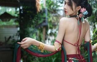 余多多Dudu，紫皇女cos，那照片里的气场简直敲响了谁要接招的夏天警报。