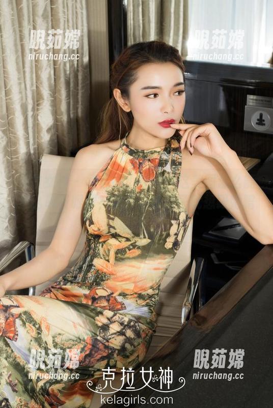 克拉女神-孟君 克拉女神 - 孟君的小红裙:这美图怎么能这么吸引眼球?我拎着红裙子就想跟她蹭个热度!