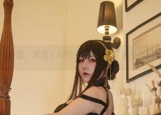 一旁的余温，咔喵KANEKO在美图中半隐半现的姿态