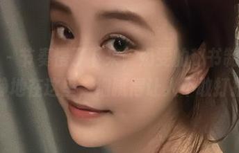 微密圈 – 节奏慢了下来，奶雯的秘书制服美图静静地在这里，细腻得让人不敢打扰。