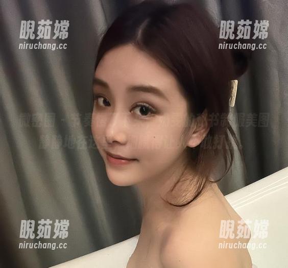 微密圈 - 节奏慢了下来，奶雯的秘书制服美图静静地在这里，细腻得让人不敢打扰。