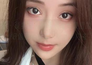 微密圈 – 说实话，奶雯花裙合集里的每一张脸，好像都在诉说“我没穿内衣”。