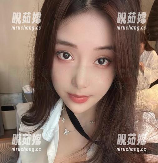 微密圈 - 说实话，奶雯花裙合集里的每一张脸，好像都在诉说“我没穿内衣”。