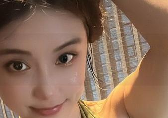 微密圈 – 这组奶雯的精选写真，套装搭配竟然那么有趣，太好玩啦!
