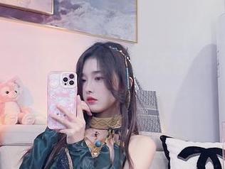 小小奶瓶儿拿白色写真玩无圣光，竟然这么走心，让人冷静思考。