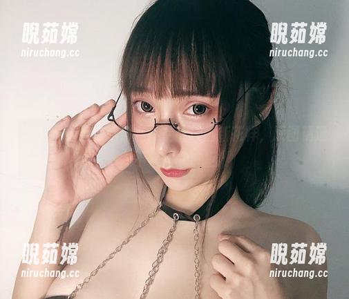 看小泉学姐吖如何在镂空中玩出新花样，原图精选我不信你能抗拒！