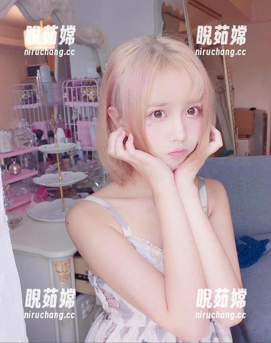 针对无圣光的海边，念雪ww的神明少女图集，竟然还挺有营养