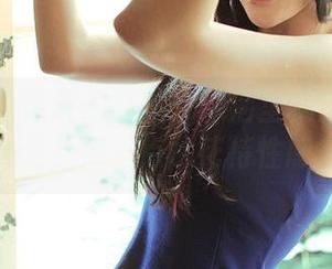 推女神 – 谭晓彤私拍：泳池里就是个小精灵，加一点水花特性感