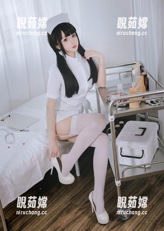 日奈娇 日奈娇的泳装复兴:美图图包,哪怕水位低,也挡不住热情!