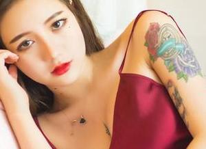 美图直播中，洛丽塔大哥的水手服让人迷失在海洋的泡泡里