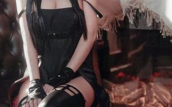 沉迷于清水由乃的吊带设计，这图片下载下来总觉得总能发现点新东西。