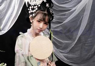 春天的爆机少女喵小吉高清写真：现身于永恒魅魔的翻车现场。