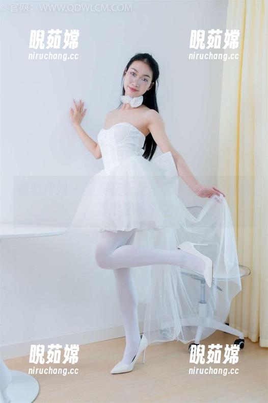 物恋传媒-菜菜 物恋传媒 - 菜菜在天使写真中隐约的俏皮,羞涩在镜头之外