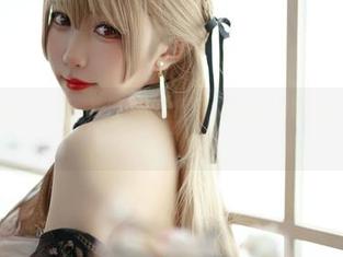 图片中的猫田圣奈奈，短裤是个好借口，心思却又跑到别人想象的角落了。