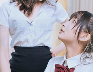 冬天的高清写真，神乐坂真冬演绎红裙风，《跑了个小步，差点摔倒！》