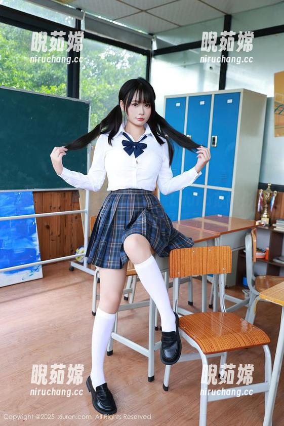 秀人网-Laura苏雨彤 秀人网 - 这组高清作品是Laura苏雨彤的学姐姿态,随意又吸引。