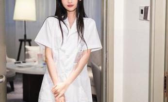 秀人网 – 安然anran的泳池套图最新发布，这颜色搭配…我只想说，勇气可嘉。