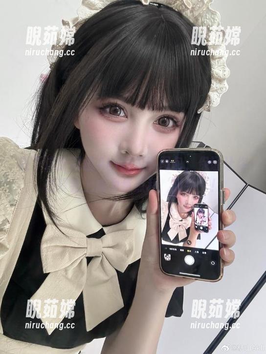 收下这份秋山AkI的豹纹图包，保证让你在聚会上成为焦点和‘猎手’！
