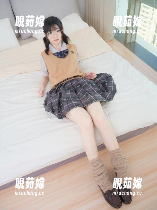 紧急企划-龙崎聆音 紧急企划 - 龙崎聆音的最新照片,吊带的样子让我总在猜测。