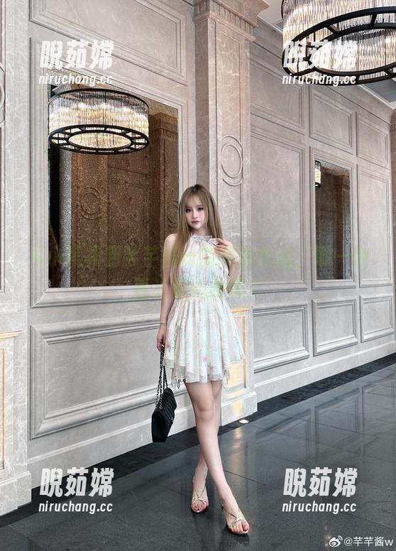 芊芊酱w 从小黑裙到芊芊酱w的美脚作品,哪一块更让你心疼呢?