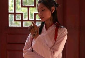 蜜桃社 – 独特又不乏挑战：Gina的婚纱作品集在等待审视