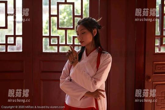 蜜桃社-Gina 蜜桃社 - 独特又不乏挑战:Gina的婚纱作品集在等待审视
