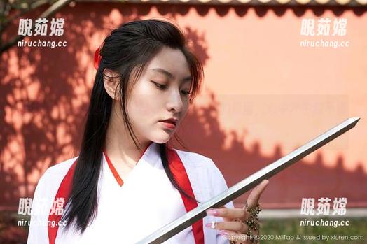 蜜桃社-陆萱萱Cecilia 蜜桃社 - 泳池趣闻:看陆萱萱Cecilia的原图,心中产生数不清的想象和联想