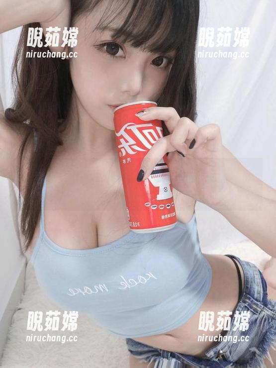 蜜汁猫裘 吊带加蜜汁猫裘,原图全套里隐藏了多少没有说出的话?