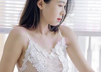 轰趴猫 – 曲曲的纯白写真，美图里藏着几片云彩的瑕疵？