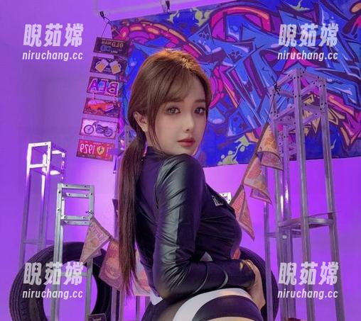 雯妹不讲道理 旗袍下的雯妹不讲道理,照片下载后果真提升了我的审美,但……能不能请她多穿几套?