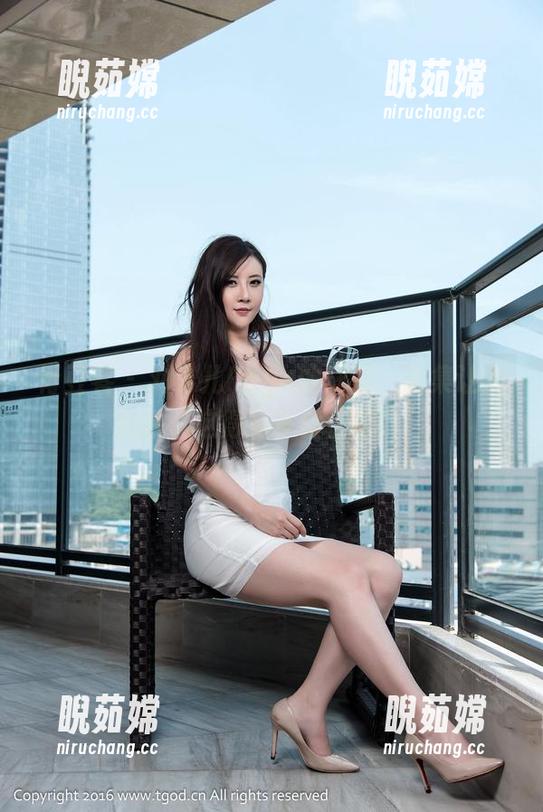 青豆客-刘飞儿Faye 青豆客 - 刘飞儿Faye的泳装,合集让人直呼“这得有多自信呀!”