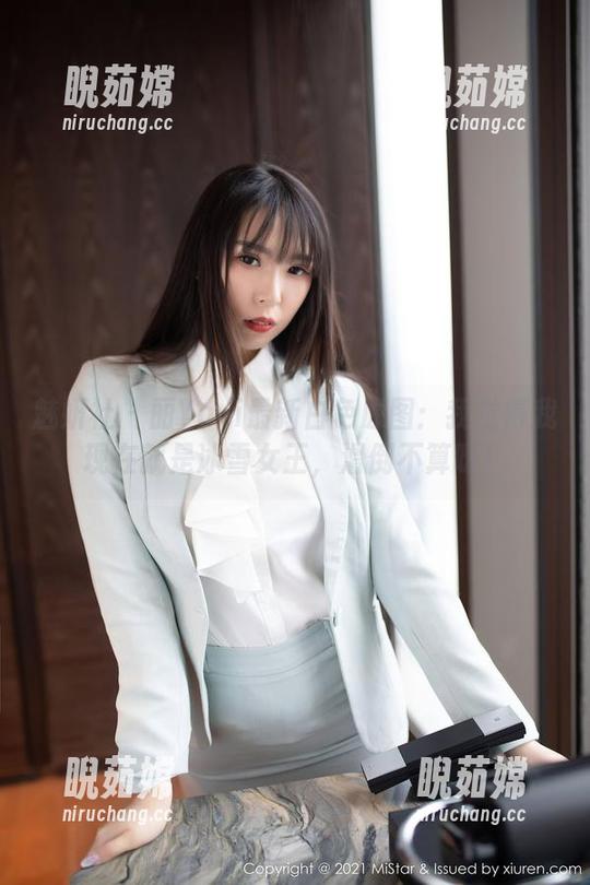 魅妍社-丽Yovi 魅妍社 - 丽Yovi最新白色原图:我觉得我现在就是冰雪女王,滑倒不算呀!