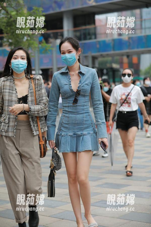 魔镜街拍 - 穿短裤的曼曼，开启私拍图集新篇章！