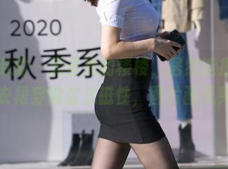魔镜街拍 – 无圣光的楼楼，居然能把这白色连衣裙穿得这么磁性，图片画风突变。