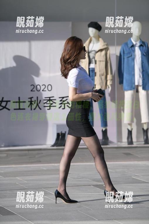 魔镜街拍 - 无圣光的楼楼，居然能把这白色连衣裙穿得这么磁性，图片画风突变。