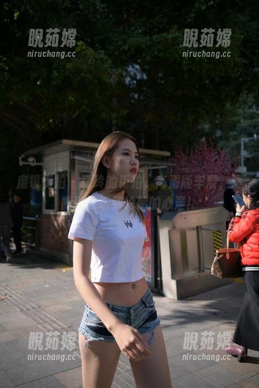 魔镜街拍 - 玲玲的街拍，高清版车展，清晰到能听到轮胎的心声！